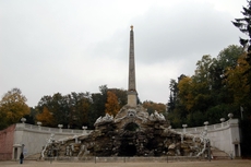 Schlosspark_Schönbrunn_Obeliskbrunnen_1.JPG